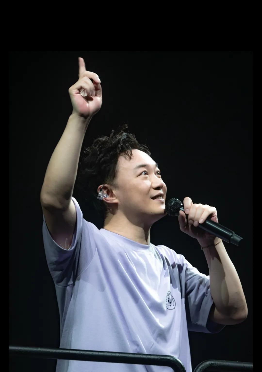 陈奕迅啊！
要不你就别开演唱会了吧？
你看看你，不缺钱，家庭美满，可是你都患上焦