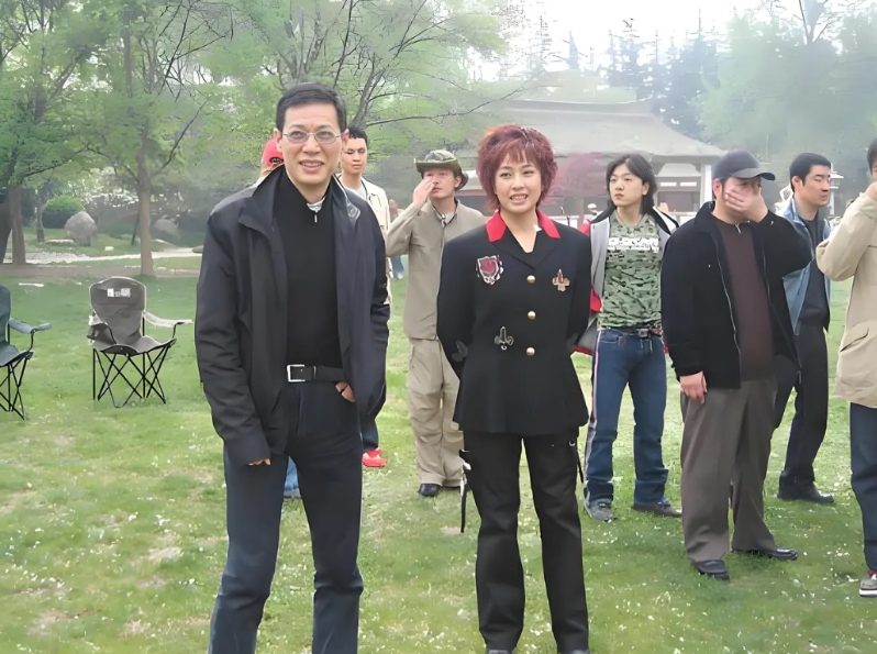 眼前的这两位俊男靓女，都是我国演艺界，家喻户晓的风云人物。大家还能看出来，他们都
