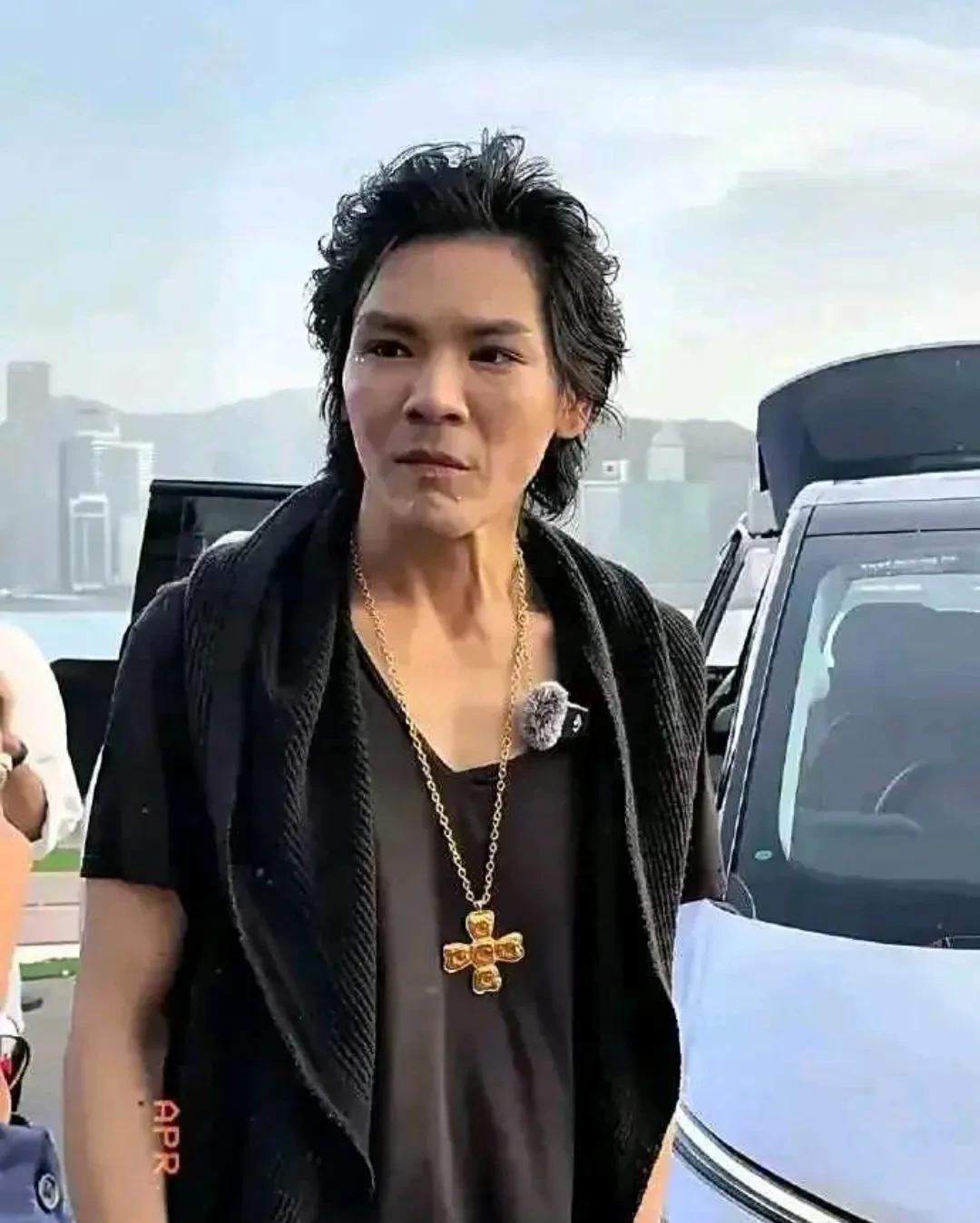 这是经历了啥？？
年龄也不大，不应该现在成这样啊！