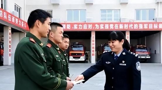 17年前，汶川女警揭衣露乳哺育9婴，归来连升四级，最后结局泪目。
2008年，有