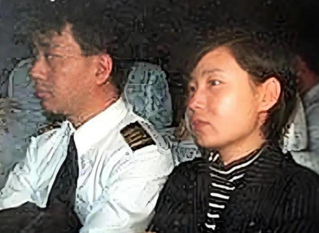 1998年，国航机长袁斌只因为不满分房制度，携带着妻子，驾驶载有95名乘客的飞机