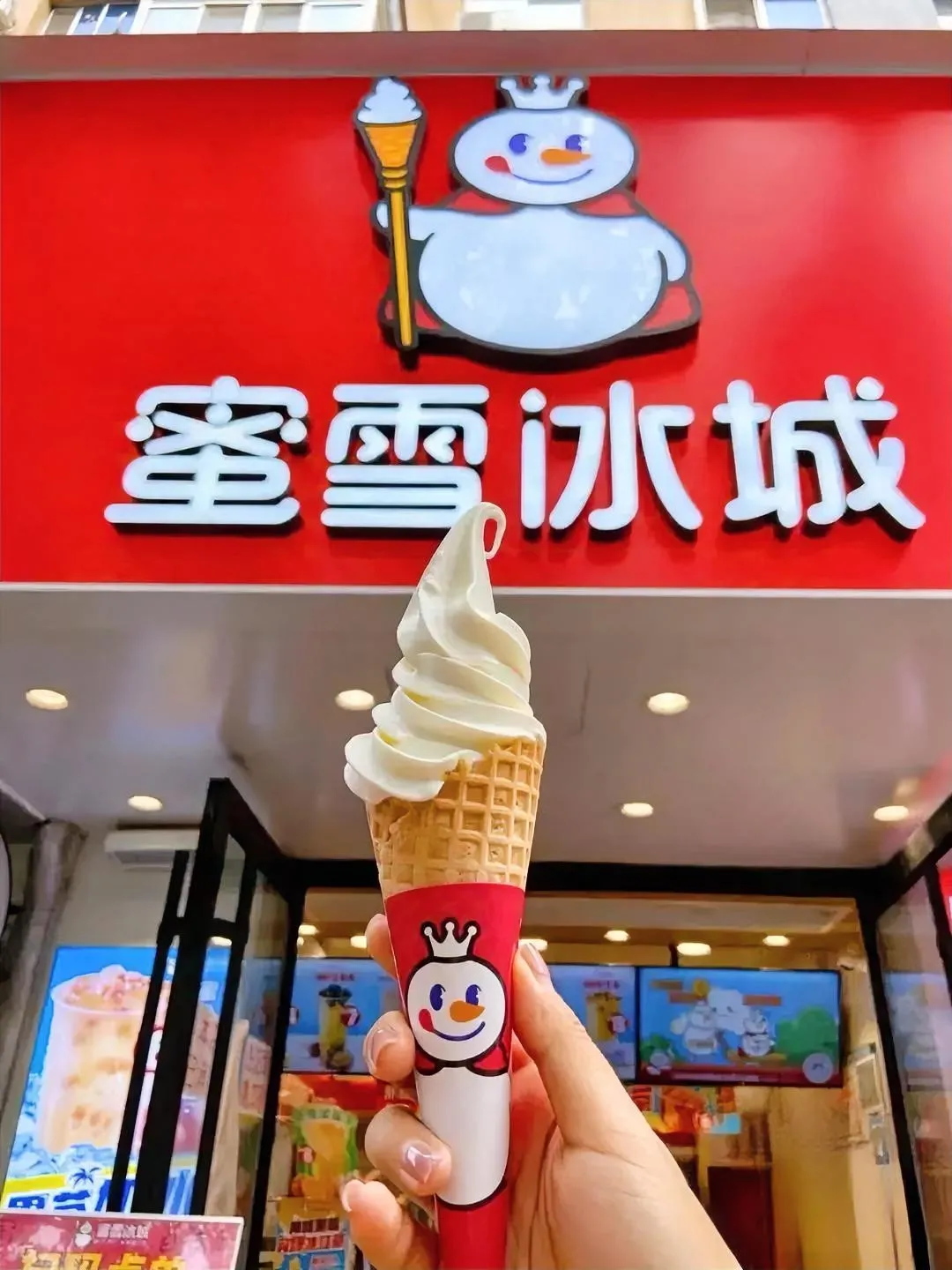 老公看完蜜雪冰城被曝光的事后，沉默了一会儿，突然开口说：“真的挺对不起孩子的。”