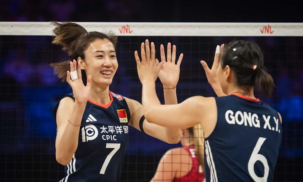 2025年世界女排联赛美国阿灵顿站第四轮，中国女排连扳三局，以3-2战胜美国女排