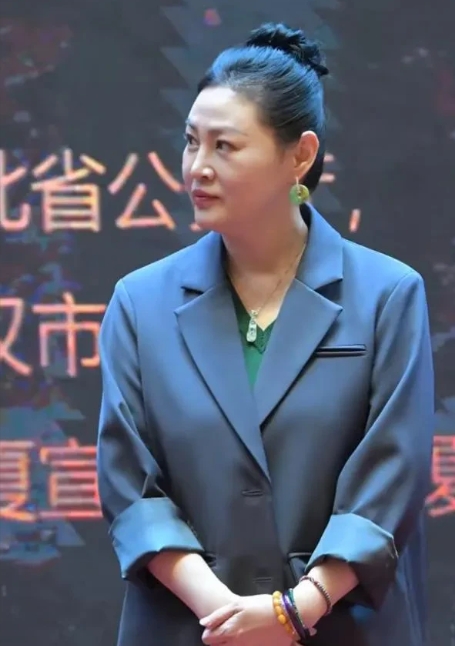 近日，55岁的女神、最美潘金莲王思懿出席活动，身材发福，穿着大款西装好似广场舞大