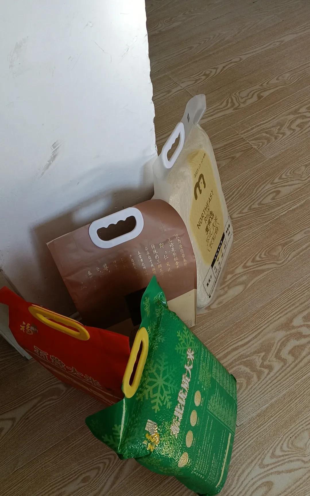 大姑姐一次性给拿了四袋米，够我们娘仨吃一两个月的了。这些年老公一直在外地打工，我