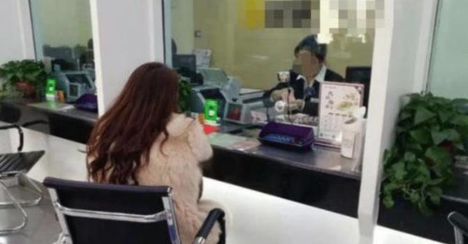 云南临沧，一外国女子在银行存了40万元，随后便回了国，16年后，女子再次来到云南