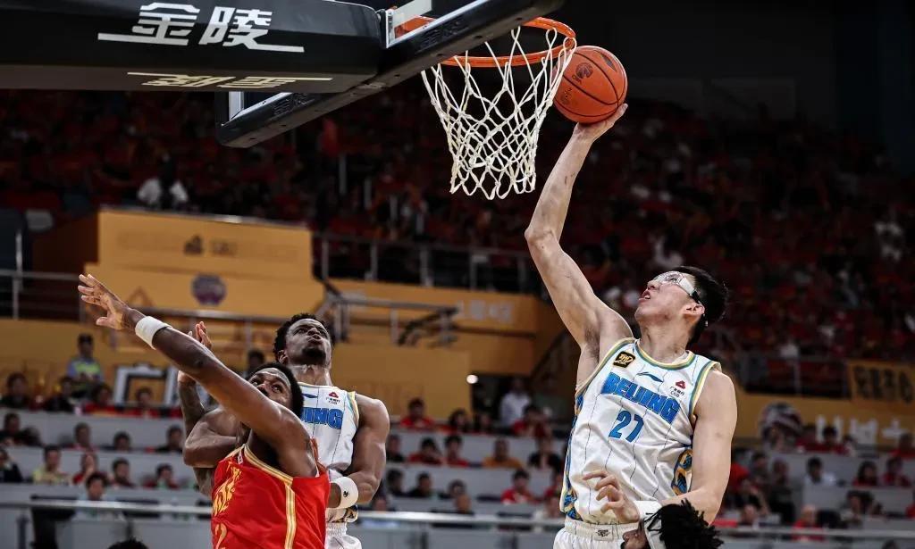 北京打广厦是最没有悬念的比赛#cba# 
北京打双塔，篮板球基本都收了，人员轮转