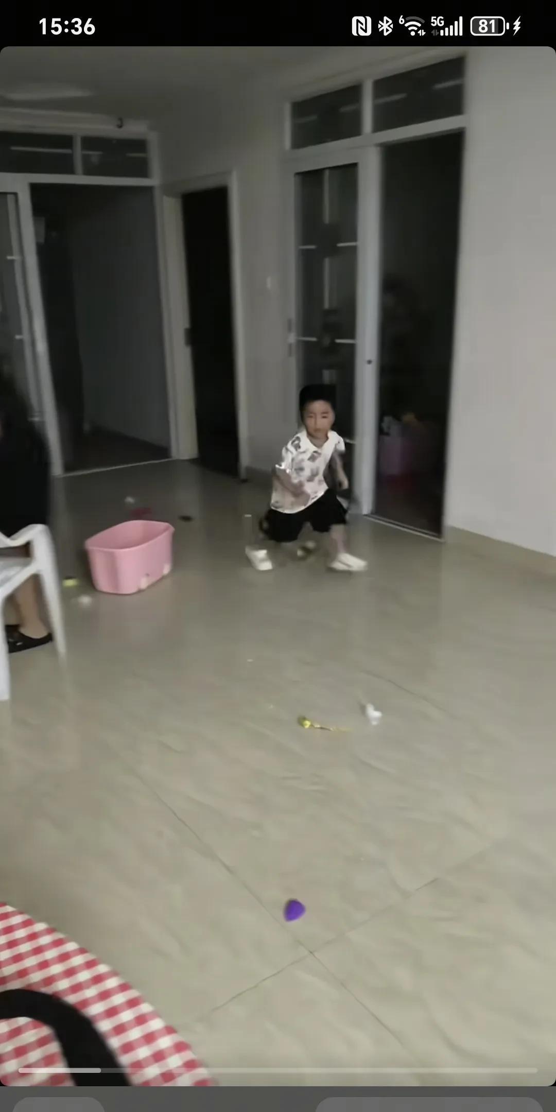 每个小孩都有自己不一样的童年～
小男孩犯了错，他看妈妈取东西准西揍他，他跑步的动
