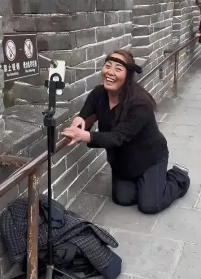 大妈在搁这哭长城呢！？？

