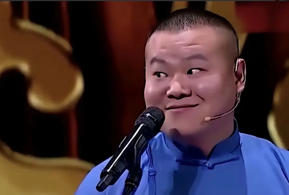 郭德纲不止一次说岳云鹏，“来得比谁都早，脑子比谁都笨。一千个人里，资质倒数前十的