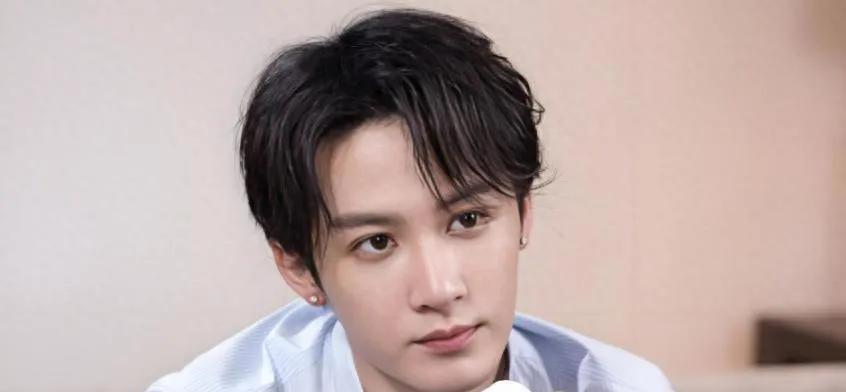 他是多才多艺的影视歌三栖艺人。
从MIC男团低音炮成员到独当一面的演员，檀健次以