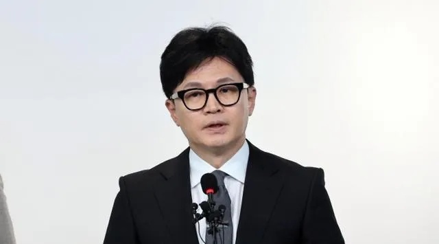 韩国政坛，国民力量党前党首韩东旭多次会见党内要员刘承文、安泽秀共同抗衡金文株。