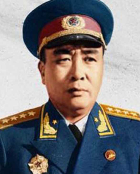 1926年，谭世铭从学堂毕业之后，父亲想让他当老师，而谭世铭则是想去考黄埔军校，