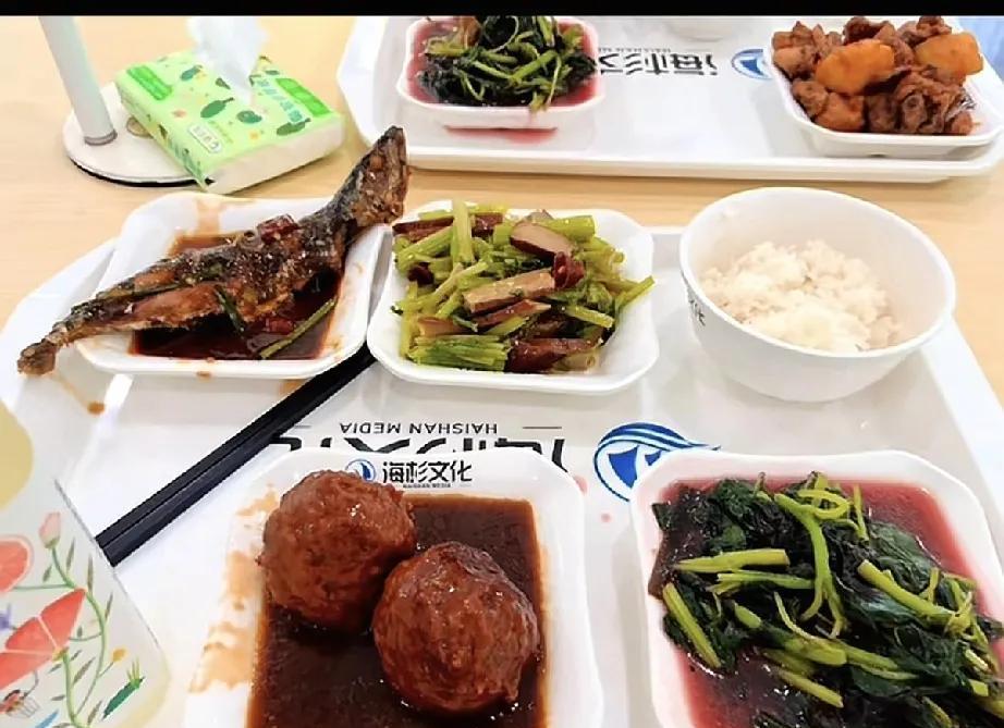 上海有家“海杉文化大食堂”，最近成了不少人嘴里的暖心话题。你猜这儿吃饭多便宜？一