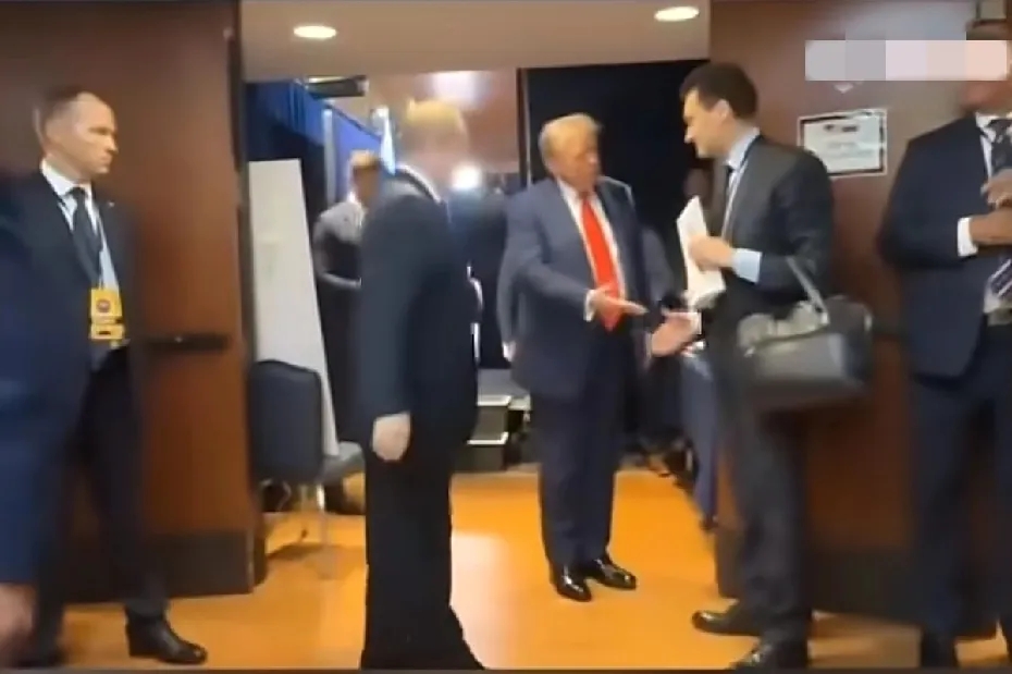 有趣的一幕，特朗普主动与普京的翻译官握手。会晤结束后，特朗普在门外与普京交谈，握
