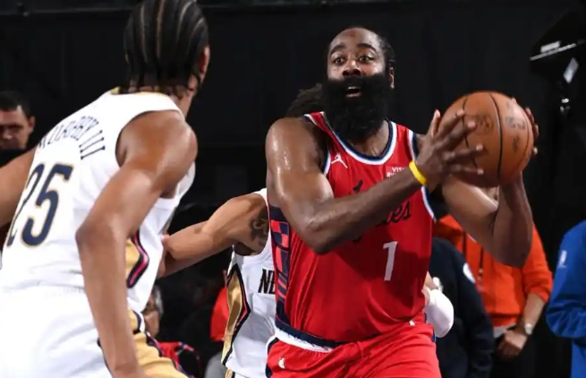 快船核心问题非常简单，但无法解决
比尔表现肯定算不上首发，但比尔不是核心问题。