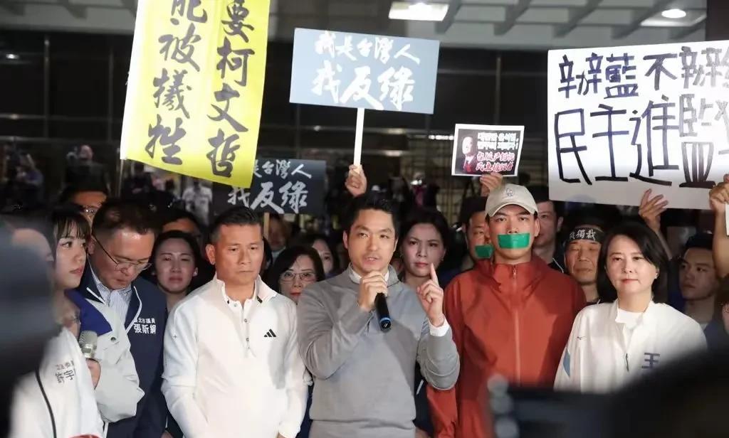 蒋万安敢于站出来对民进党当局说不，勇气可嘉！
蒋万安作为台北市长，参与昨晚国民党
