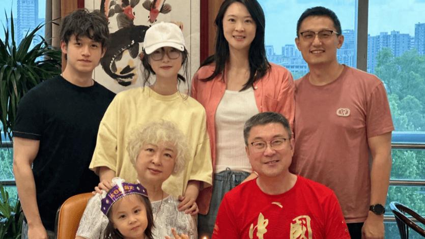 惠若琪晒一家七口全家福！比丈夫高半头，妹夫身材壮硕，妹妹最美