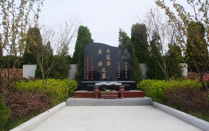 1985年乔冠华归葬故乡盐城遭到拒绝，妻子章含之无奈之下找到一个人帮忙，此人在当