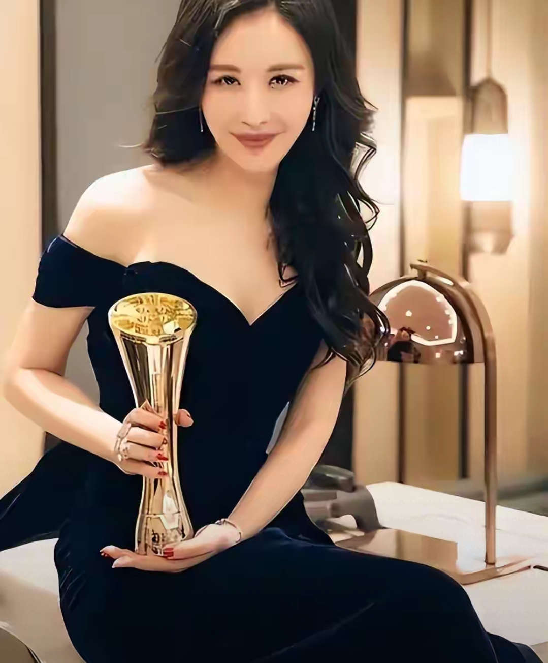 演都不演了！田朴珺删光王石合影，怒斥对方自私，眼神早就变了