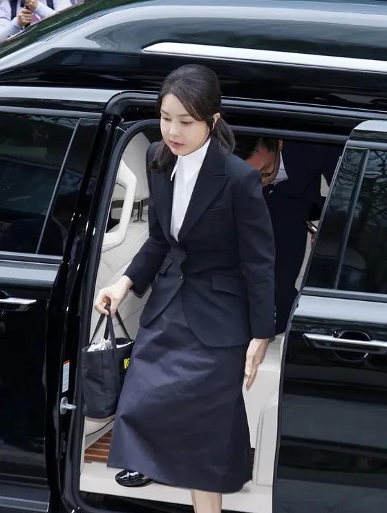 6日韩国前第一夫人金建希因涉接受“香奈儿包疑云” 等案件，在接受特检组调查时特意