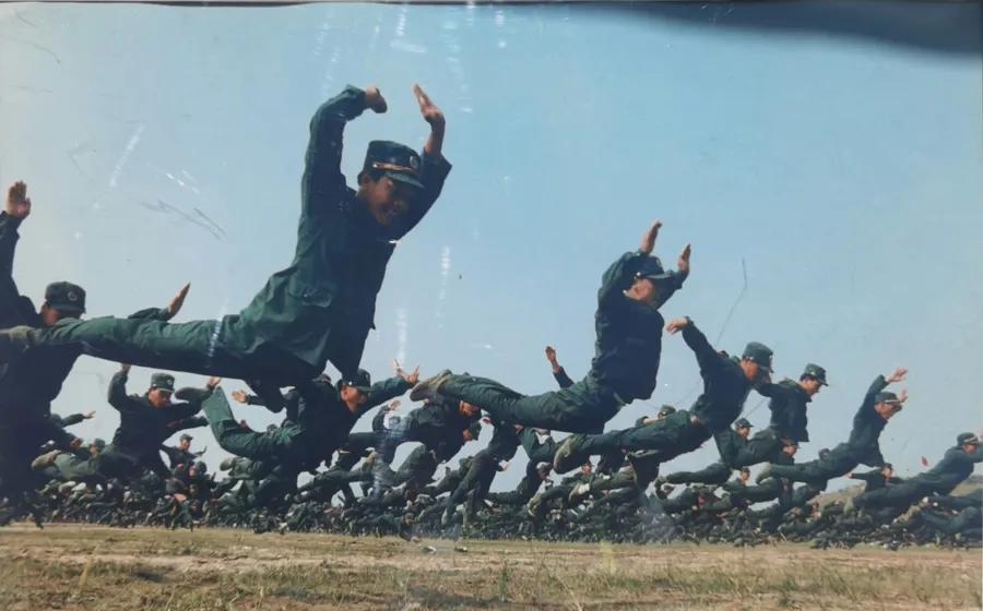 八、九十年代的老武警和现在的武警在单兵格斗能力上谁更强呢？很难简单地进行谁更“能