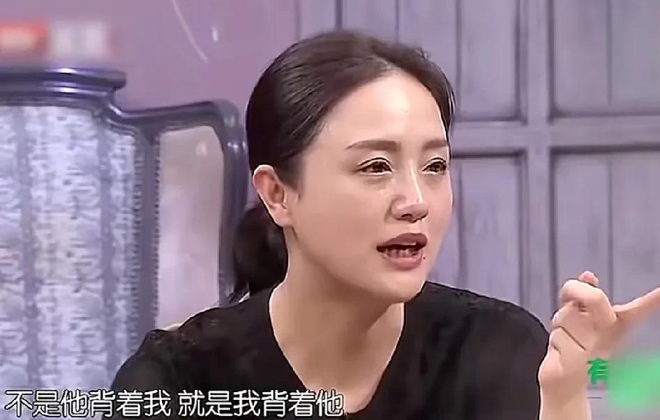 朱媛媛和辛柏青恋爱后，还和李乃文走得很近，俩人经常你背我，我背你打打闹闹，老师看