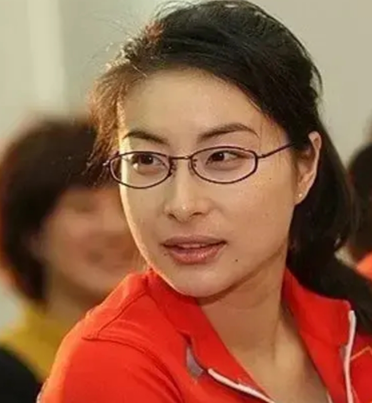 郭晶晶如参选说不定成了！

年龄相仿：郭晶晶44岁，考文垂42岁。

世界冠军：