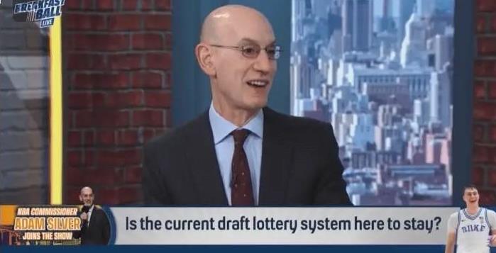 肖华嘴硬啊
NBA总裁肖华在一档节目中谈到了独行侠抽到状元签一事，他说：“乐透抽