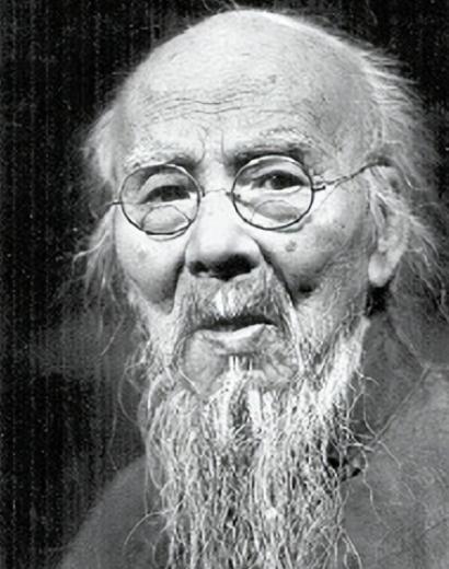齐白石93岁时有人请求他作画，由于给的润笔费太低，他只画了三片咸鸭蛋，对方觉得太