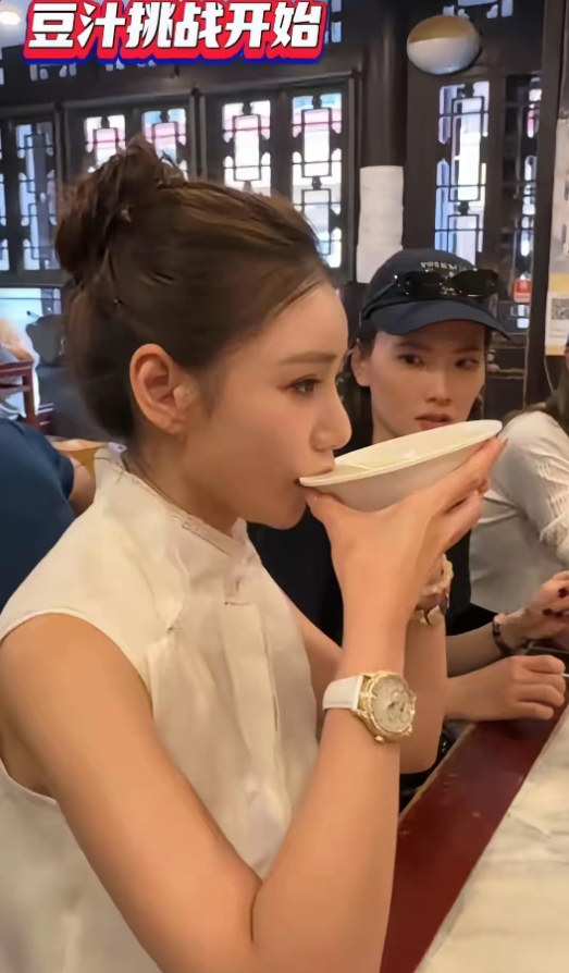 马筱梅喝豆汁，眼神视死如归、喝完没表情变化，闺蜜惊成表情包！

汪小菲说的没错，