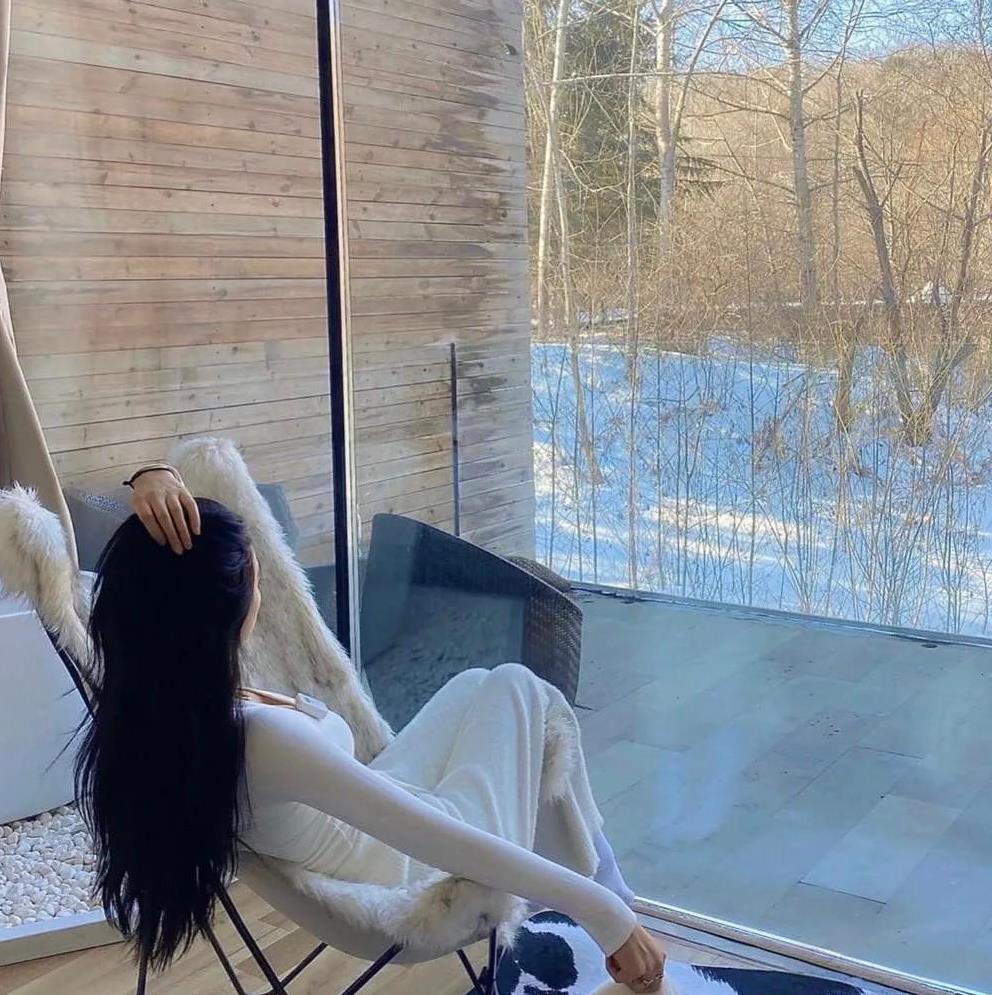 作为一个男人
你可以不爱自己的老婆，但你不能去伤害她
她是为你生儿育女的人，她是