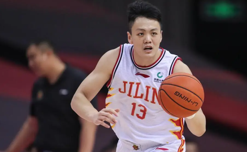 姜宇星情商真高，放弃13号选择9号球衣更适合自己。

姜宇星  30岁，身高1.