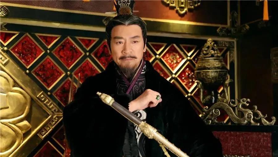 汉宣帝刘询坐在龙椅上，面无表情地听着大臣们汇报霍家的最新动向，这个曾经救过他命的