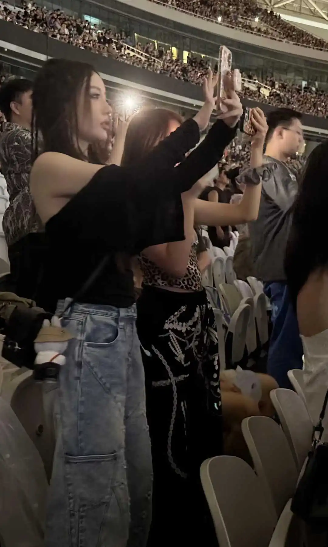 李小璐带女儿看演唱会，13岁甜馨穿豹纹吊带显成熟,，母女同框似姐妹
