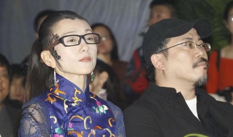 一次，杨丽萍的富商老公催她：咱俩生个孩子吧。杨丽萍答应了，随后，她去医院检查，回