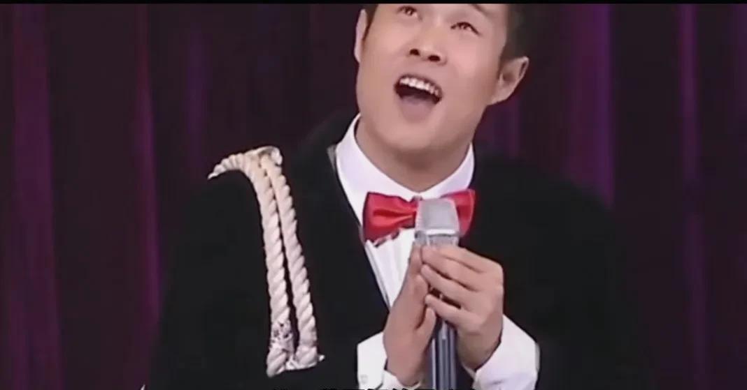 小沈阳演唱会提词器写满对粤语执念。小沈阳的演唱会最近可太有梗了！别人提词器写歌词