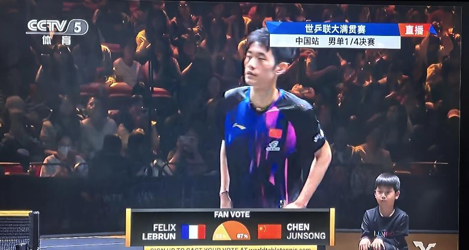 小将陈俊松与法国选手勒布伦的比赛开始了。3:3，双方比分咬的还是比较紧，5:9，