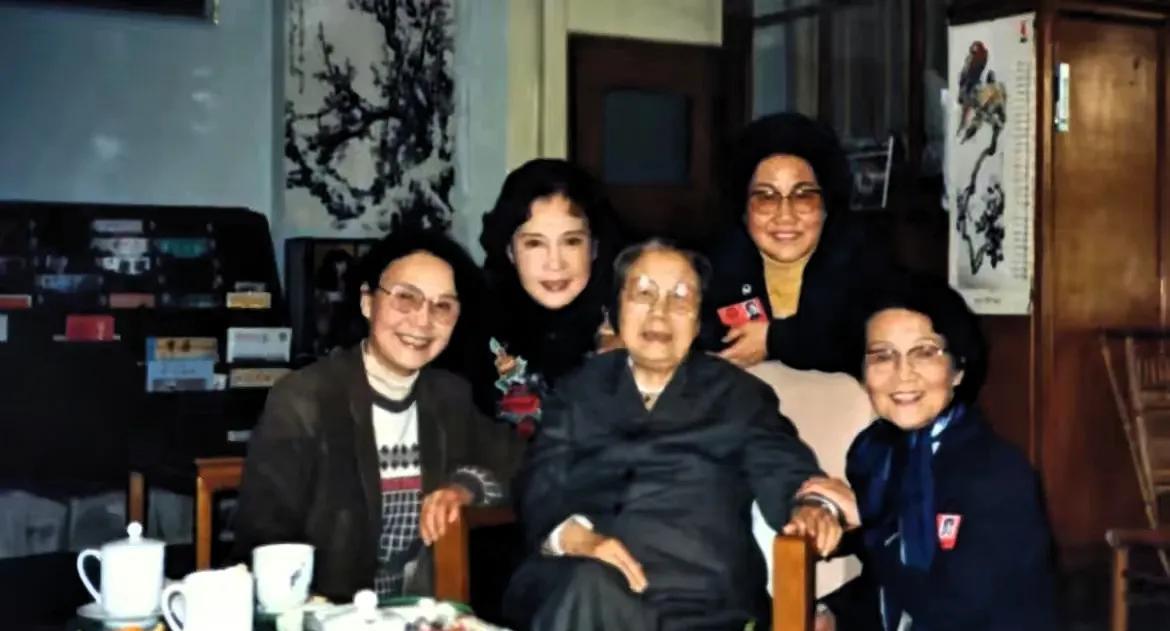 珍贵的一张照片。
1985年，中南海西花厅，邓颖超与电影演员秦怡，白杨，张瑞芳，