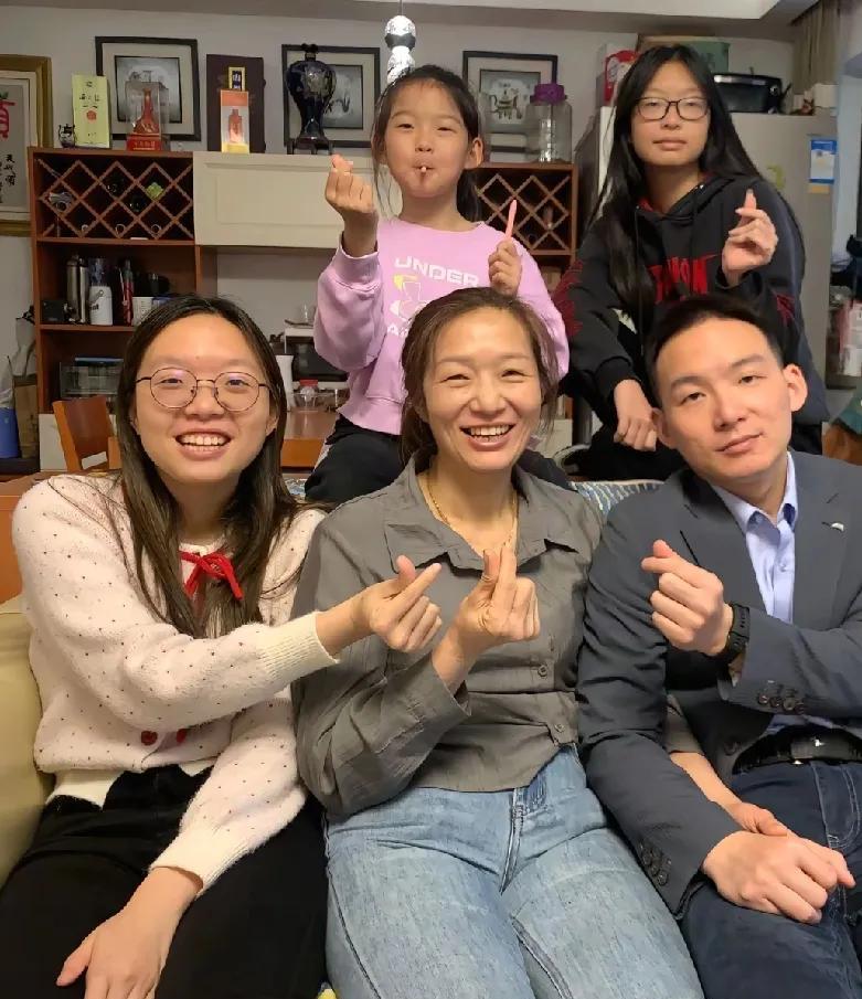 这才是谢浩南真正幸福的全家福！
有妈的孩子像块宝，
应该是有亲妈的孩子像块宝！