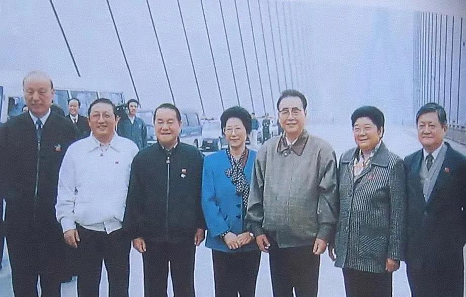 1997年10月，李鹏与夫人朱琳考察三峡工程期间，专程飞抵山城重庆。在丰都长江大
