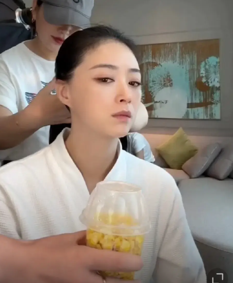 蒋欣在化妆时，助理递给她一盒玉米，她立刻嫌弃的拍开，让助理拿远点，怨气十足的说：