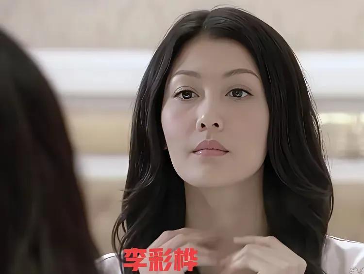 李彩桦、陈敏之、周子琪同框，这哪是闺蜜合影，分明像失散多年的三姐妹！眉眼间那股子