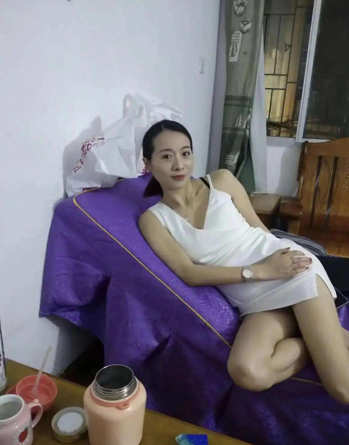 这是我老婆，结婚快十年了，现在看见都怕她