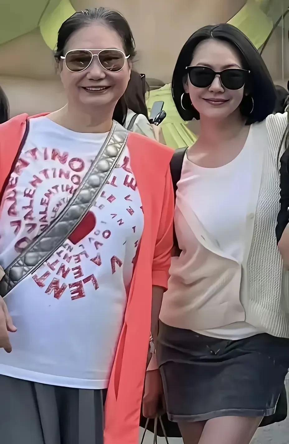 小曲线这个人，我真的看不懂了！
你说她傻吧，她把姐姐哄的团团转
你说她聪明吧，她