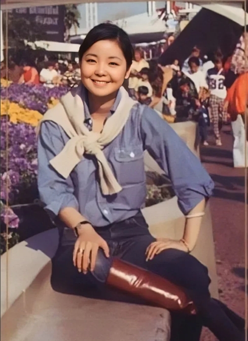 一代歌后邓丽君1979年留学美国洛杉矶时的珍贵留影，难得一见，那个年代就这么时尚