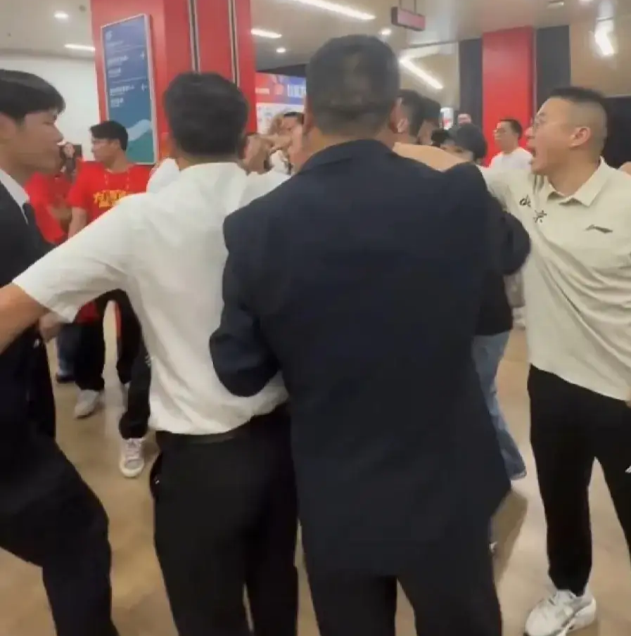 北京男篮工作人员客场被掌掴！
据北京媒体人贾磊透露：北京男篮拿下了今晚比赛之后