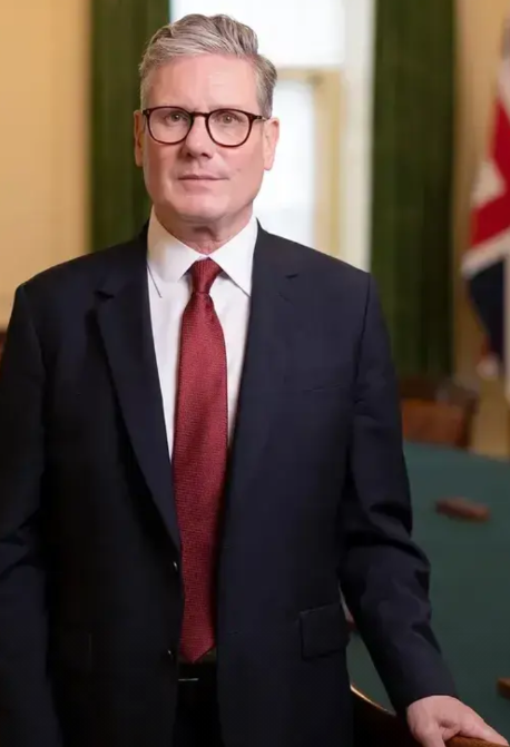 英国宣布进入“后美国时代”，斯塔默表示：
“大西洋对岸的超级大国已经不再是我们的