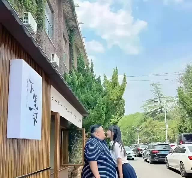 在云南旅游的时候，在一个景区吃饭，看到一名身材肥胖的男子，抱着一名年轻的小姐姐，