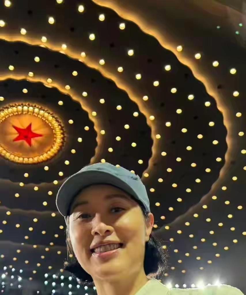 参加9-3晚会的吴越，是多么的骄傲和自豪啊！[赞][赞][赞]